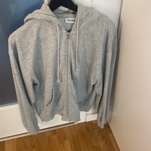 Grå zip up hoodie - Fin grå zip up hoodie i fint skick från weekday