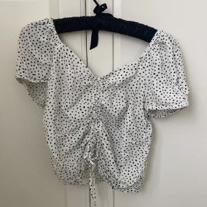 Prickig topp  - Superfin prickig topp i väldigt fint skick!! Stl xs men passar även s!!💘