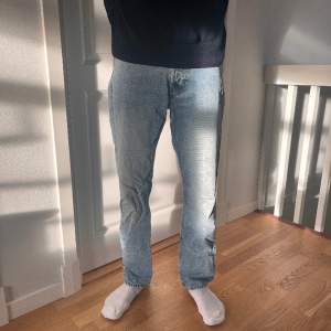 Supersköna blåa jeans från weekday! Modellen är 180cm och byxorna sitter perfekt 🤩 Fri frakt nu och otroligt bra pris! 