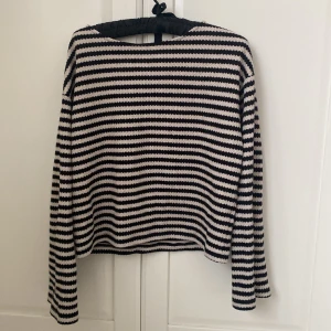 Stickad randig tröja  - Superfin stickad randig tröja med lite utsvängda armar!! Använd fåtal gånger!!💘