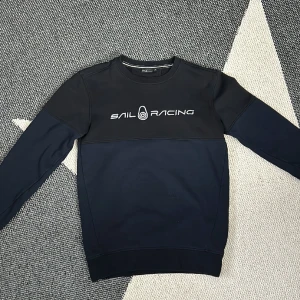 Sailracing sweatshirt  - Sailracing sweatshirt köpt från Sailracing butik för 999kr, knappt använd inga defekter. 