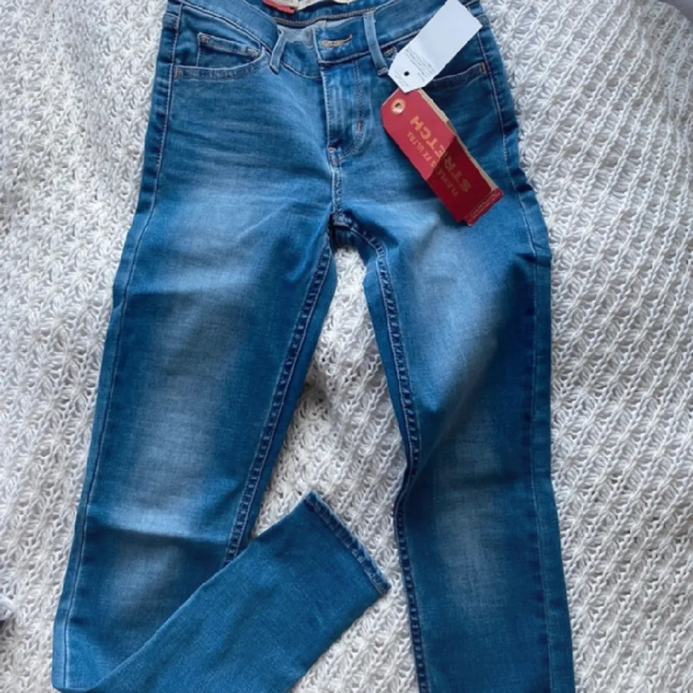 Helt nya Levis jeans som aldrig har kommit till användning, i väldigt bra skick och med etiketter kvar! . Jeans & Byxor.