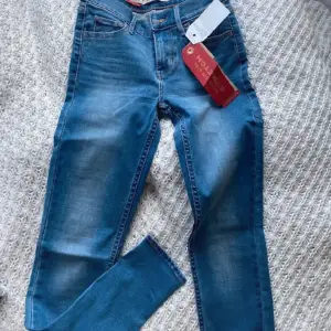 Helt nya Levis jeans som aldrig har kommit till användning, i väldigt bra skick och med etiketter kvar! 