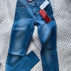 Levi’s skinny jeans - Helt nya Levis jeans som aldrig har kommit till användning, i väldigt bra skick och med etiketter kvar! 
