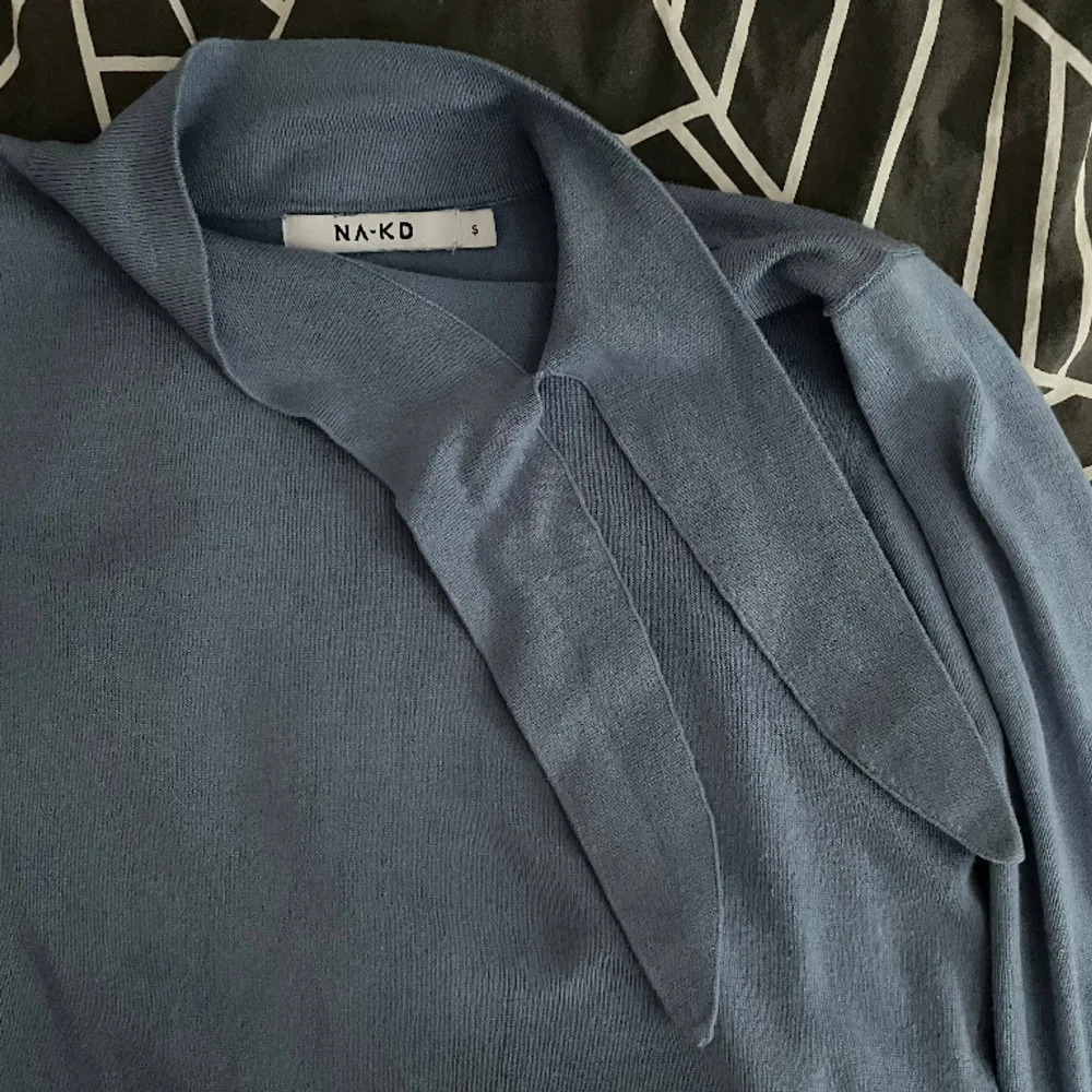 Ljusblå finstickad tröja med knytbara band om halsen från NA-KD i storlek S. Bra skick. . Stickat.