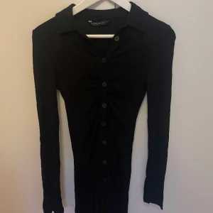 Klänning - Svart klänning från Stradivarius som ger en fin figur. Stretchigt material, kanske kan passa storlek m. Aldrig använd, nyskick med prislapp kvar.