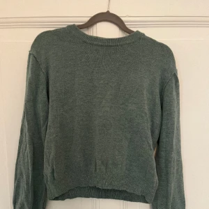 Stickad tröja - Stickad tröja från Pull&Bear💗 använd ett fåtal gånger men är i gott skick. Färgen är något ljusare i verkligheten än på bilden. Tröjan är lite cropped💗