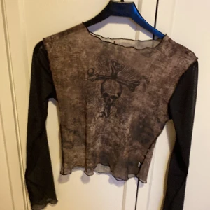 Y2k döskalle tröja på  - En fin Y2k tröja nästan aldrig använd stressig på tredje bilden så ser man lite att man ser igenom men it så mycket 