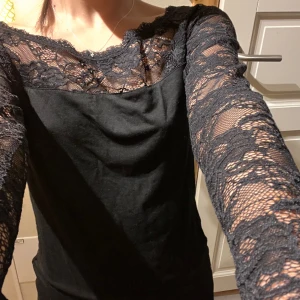 svart spetströja - supersnygg spetströja😍hoppas någon har bättre användning av den än jag! tyget är stretchigt men ärmarna är tajta. jag har xs/s som referens🫶