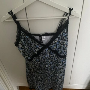 Blommig tight klänning  - En jättefin blommig klänning som är lite tight och går till ca knäna formar kroppen väldigt bra och är super skön. 
