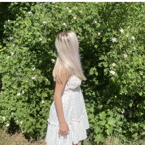 Klänning  - Använd 2 gånger. Fler frågor kom dm. Inga fläckar osv. Passar Xxs - S eftersom man väljer passformen själv genom snören som finns vid nacken. Nytt pris 250-300kr