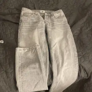 Ett par snygga gråa jeans som är lågmidjade, men tyvärr lyckat använda dem 3 gånger innan jag märkte ett håll vid knapparna