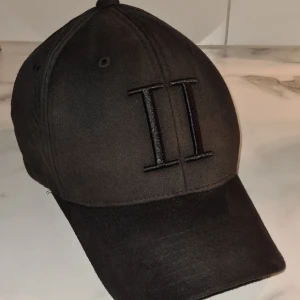 Keps LES DEUX II, svart one size. - Les deux II i svart färg som kostade ny 449:- på Zalando. Säljes för den passar inte mig.