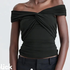 Topp från bikbok - Säljer denna populära topp från bikbok då den aldrig kommer till användning💞 Använd någon enstaka gång😊