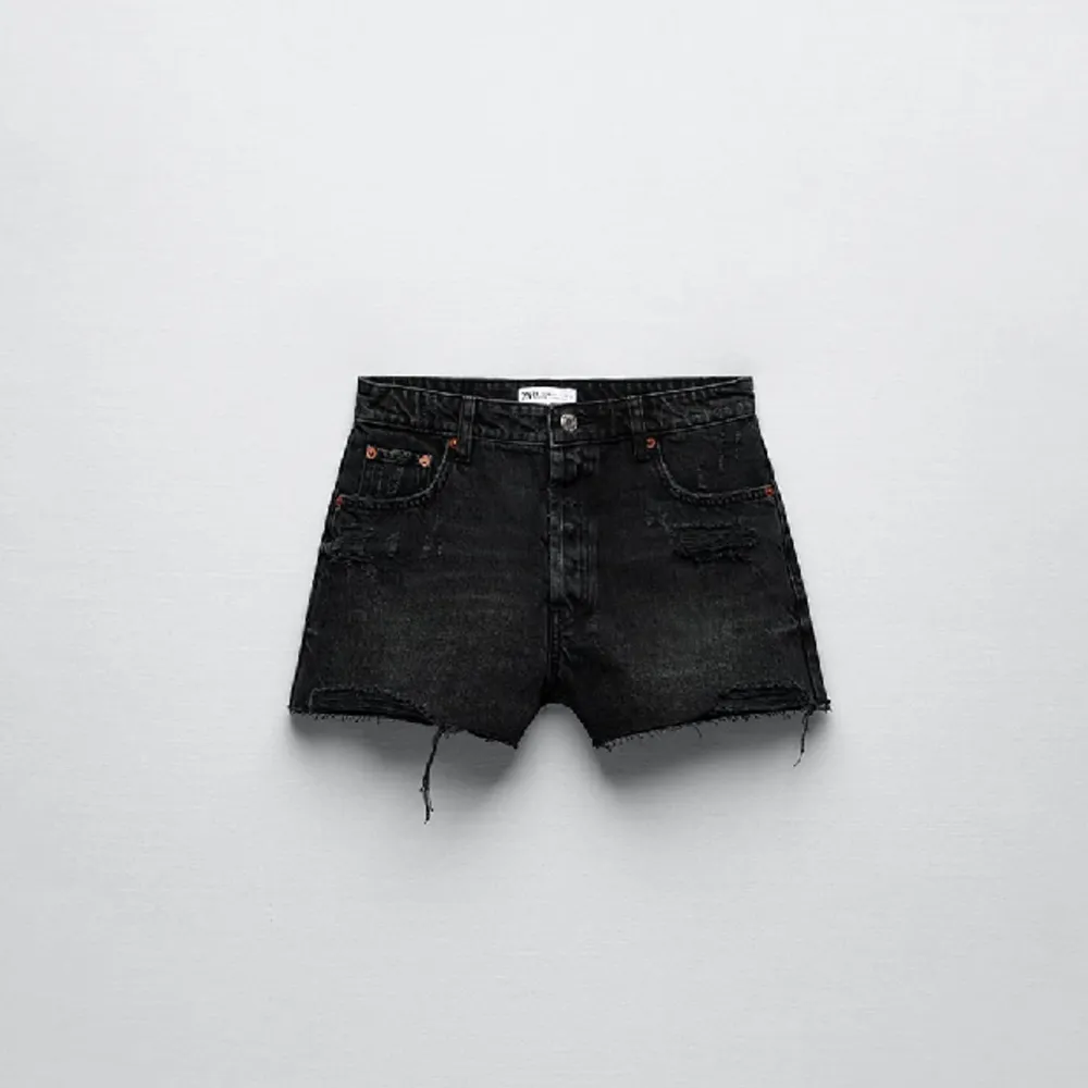 Svarta shorts från zara. Köpta sommaren 2022, men knappt använda ❤️ köpta för 299kr. Shorts.