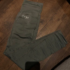 DOM träningstights  - Träningstights från DOM, använda ca 2 ggr och är i superfint skick. 