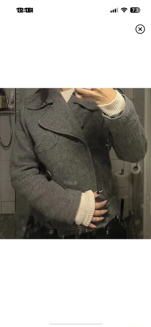 grå kappa - rimligt grå kappan  för båda höst/vår ‼️ tappa bort en knapp 