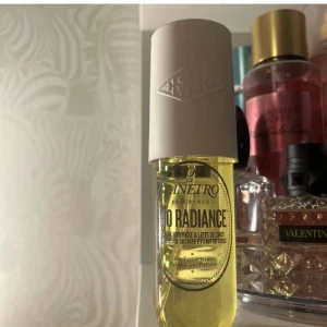 Rio radiance fragrance sól de janeiro  - Köpte den i sommras men slutade med att jag aldrig andvände den för jag har så många andra parfymer. Originalpris: 280kr, testat men endå helt full!! Luktar väldigt somrigt med en touch av coconut/vanilj 🥥🌼