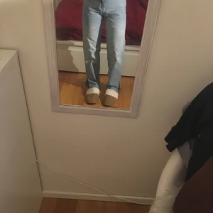 Raka jena smed slit Gina tricot - Raka jeans med slit från Gina tricot. Fina, knappt använda. Strl 32, men passar även 34.