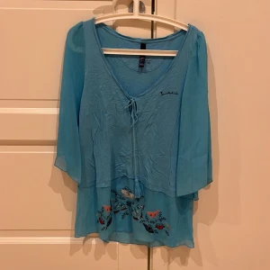 Fin blus från Bondelid  - Fin turkos blus från Bondelid med vackra broderier. 100% viskos.