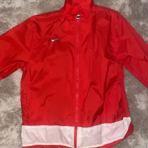 Röd Nike jacka som utstrålar en jätte fin röd färg. Jacka till våren eller sommaren. Kontakta ifall köp.❤️