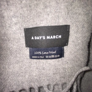 A days march halsduk - 100% bomull halsduk från a days march. Som ny. Kostar mellan 600-900 nypris. 