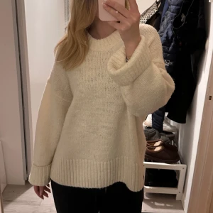 Stickad tröja Gina - Trendiga stickade tröjan från Gina Tricot i en oversized look. Jätte skön som myströja eller till en svart kjol🤩 Hör av er vid frågor💗tryck köp nu!