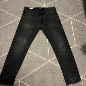 Replay - Säljer dessa Replay Grover i bra skick. Storlek 33/30 men sitter som 31:30 då det är lite mindre i midjan. vid frågor är det bara att skriva, pris går att diskutera vid snabb afffär.