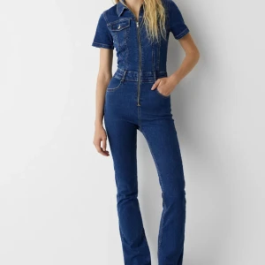 Jeans jumpsuit  - Säljer min jumpsuit som är i jeans material. Jätte bra skick använd 2 gånger. Säljer pga rensar garderoben och har ingen användning av den.