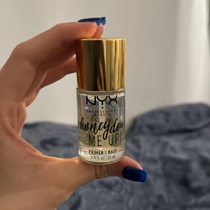 Nyx honeydew me up primer - Nyx primer som jag bara använt några gånger, men den funkar inte för mig. Det är mer en hälften kvar. Köpte den ganska nyligen. 
