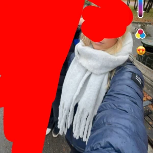 Halsduk - Jättemysig halsduk från HM, använd typ 2gånger kanske men halsduk är inte min grej, luddar lite men sååå fluffig och mjuk