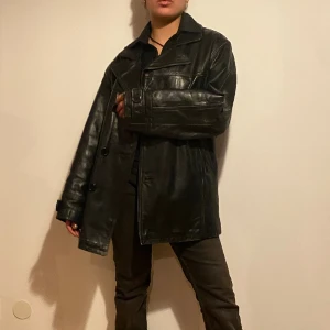 Skinnjacka - Säljer denna äkta skinnjacka. Köpt i Paris på second hand. Den passar lika bra till vinter, höst och vår som till sommaren med en klänning under. Otroligt snygg!!! storlek L men passar M, är du en S är den oversized! 