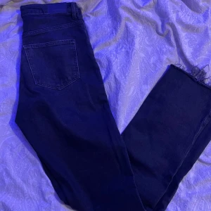 Svarta Jens med slits  - Ett par jätte fina högmidjade Jens med slits i från gina tricot  Helt oanvänd Ny pris 500kr  Storlek 38