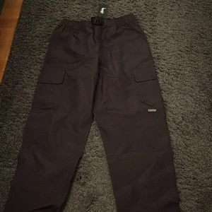 Stussy cargopants - Stussy cargobyxor i storlek M Aldrig använda och lappen är kvar. Kontakta vid intresse, pris kan diskuteras