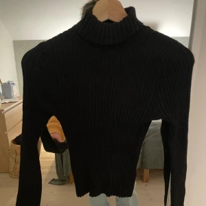 Svart polo - Svart polo från asos i storlek S Köparen står för frakt