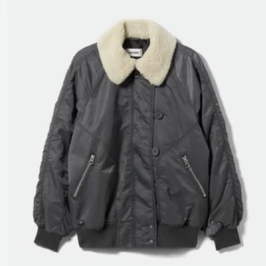 Weekday Gaius bomberjacka fodrad - Nypris 1300kr. Weekday Gaius fodrad bomberjacka, färgen heter off-black och upplevs som grå med sherpakrage. Stl XL men snygg för L som oversize. Alla lappar kvar, beskrivs som en vinterjacka. Meja för fler bilder. 650kr