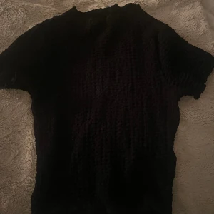 T-shirts - Säljer två jättefina t-shirts med lite annat materiel (se bilderna). Den svartar bara testad men den rosa är använd 1 gång. Båda storlek S💕💕