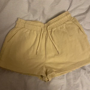 Beiga short i storlek xs från lager 157 - Säljer ett par shorts i storlek xs från lager 157