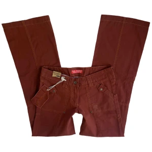 Miss Numbero byxor  - Nya röd-brun-maroonaktiga lågmidjade straight leg byxor, märkt strl 8 , med lappar kvar 🤍 MIDJEMÅTT: 73 cm. INNERBENSLÄNGD: 81 cm. GRENDJUP: 20 cm. Jag är 167 cm!!