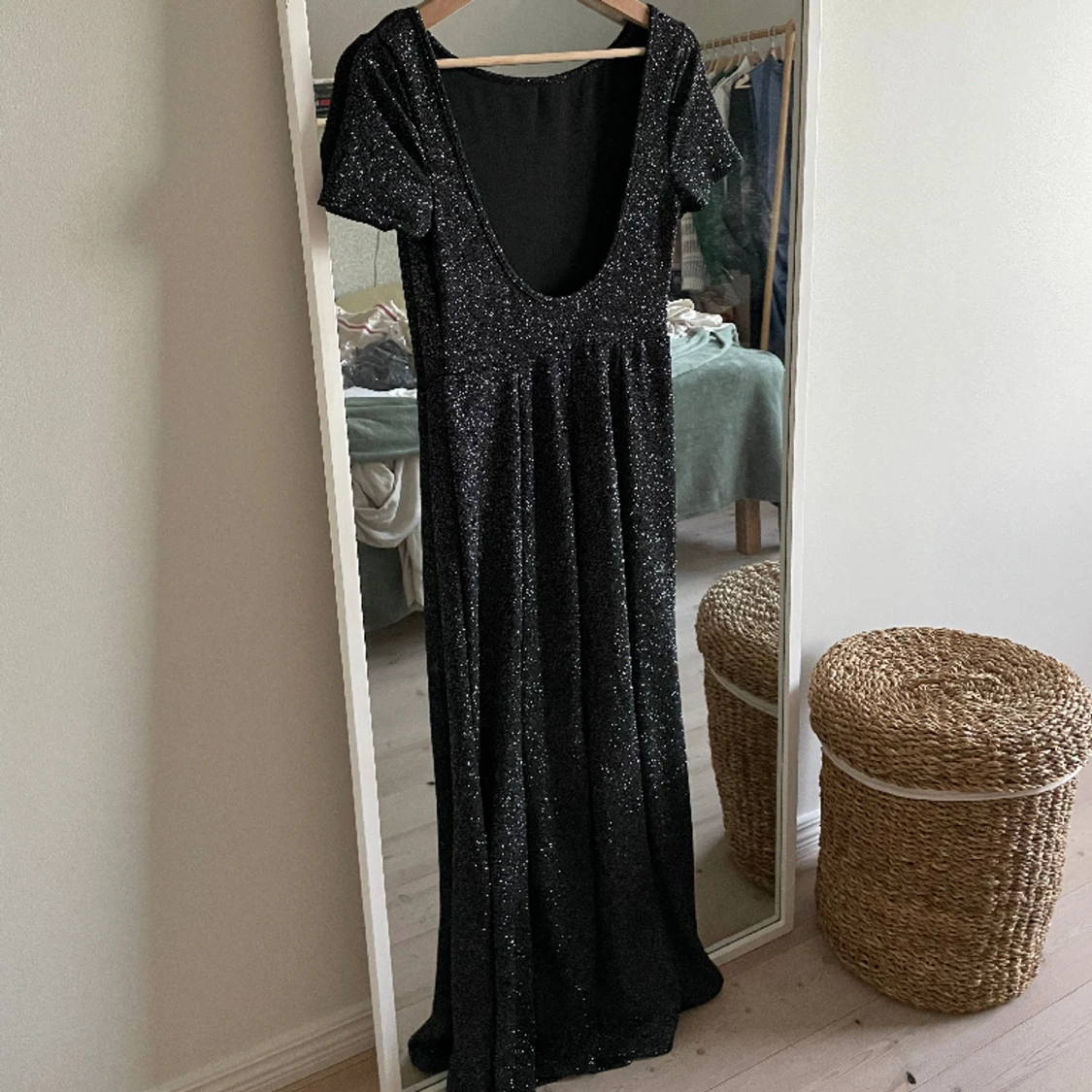 Glittrig klänning med öppen rygg - 90