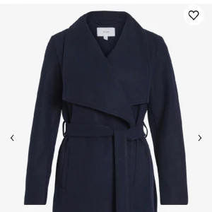 Kappa - Säljer denna jättefina kappa som jag aldrig andvänt. Köpt för 599kr och sälger för 400kr. Inga skador!