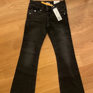 Chunky low flare jeans - Nya oanvända jeans från Gina Tricot.