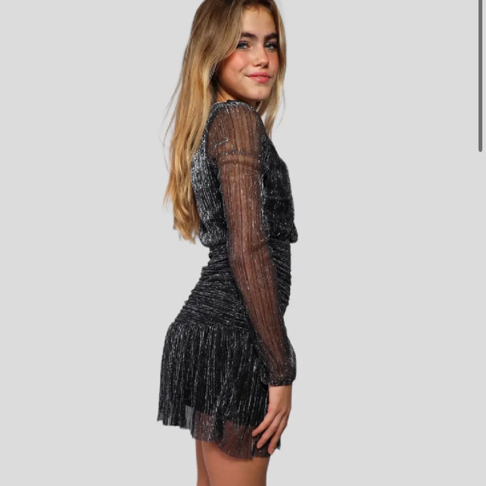 Night fever dress från Meet Me There, super fin till sommar fest eller vanlig festklänning 🫶 Samma färg som på bilden, nyskick med lappen kvar❤️ Nypris 506kr säljer för 400kr. Pris kan diskuteras, skriv för fler bilder.. Klänningar.