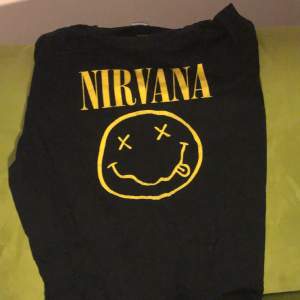 Snygg klassisk nirvana t shirt som inte kommer till användning. Säljer snabbt och billigt. Gärna i kombination med annat köp. 