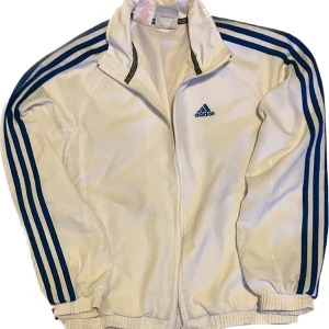 Vit och blå Adidas  - I perfekt skick, skriv för fler bilder/mått. Köpare står för frakt. Pris kan diskuteras. 