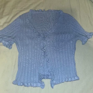 Topp - Ljusblå topp med fina knappar i storlek M, pris kan diskuteras💕(Säljer även en likadan i grön)
