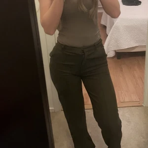 Madlady kostymbyxa - Superfina madlady kostymbyxor, dessa är knappt använda och är i bra skick. De är även väldigt smickrande på.
