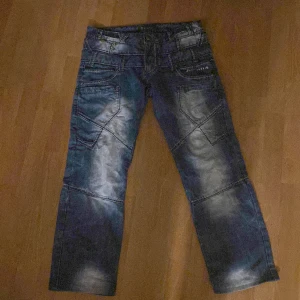 Jeans med patch - Skit feta jeans i storlek W32, kontakta mig för fler frågor eller bilder. Tjocka och varma och väldigt schysst kvalite.