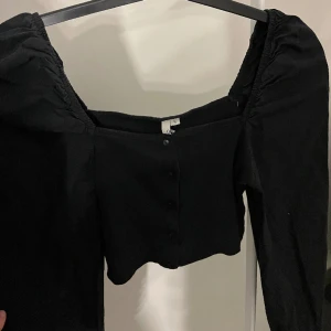 Svart blus  - Jättefin blus från Nelly. Säljer vidare då den inte kommer till användning längre. Skriv vid frågor❤️