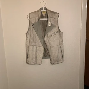 Fashion väst  - Episk oversized skinnväst från H&M:s ”fashion against aids” kampanj.